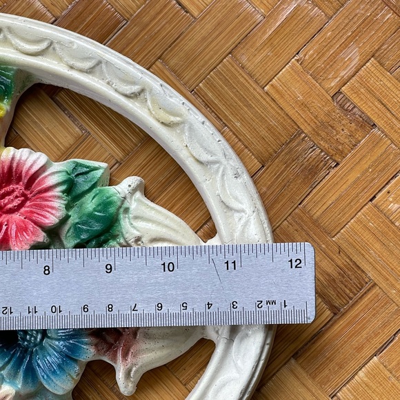 Vintage handmade plaster wall art floral chalkware - Picture 11 of 13